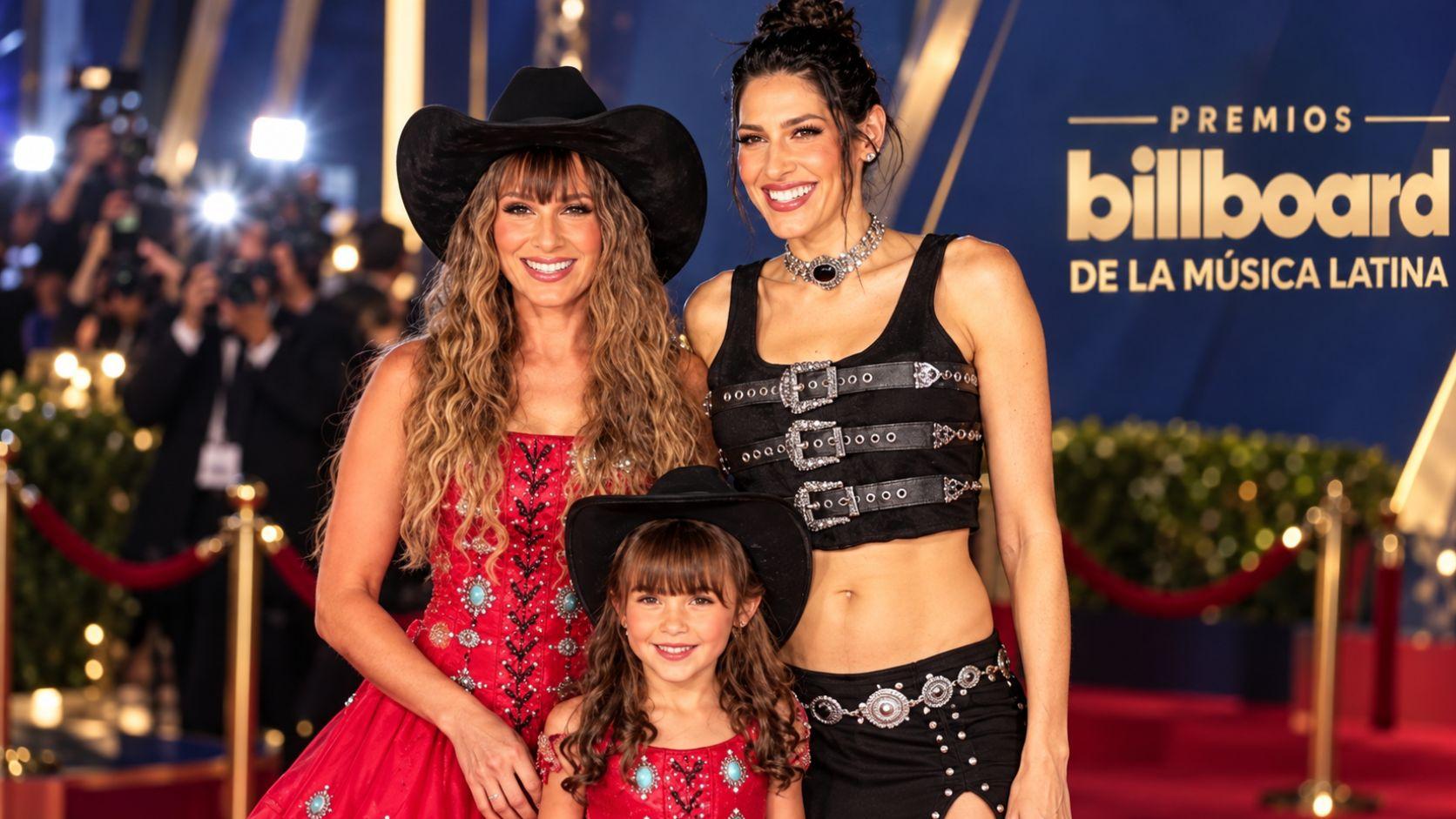 Hanna y Ashley, integrantes de Ha*Ash, posan junto a Mathilda en la alfombra de los Premios Billboard Latinos 2026.